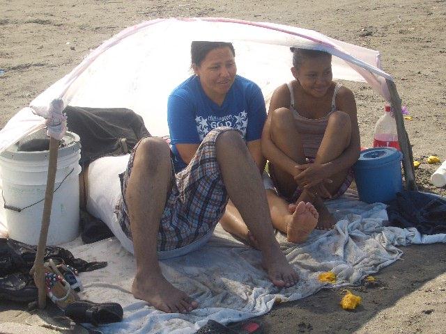 A la orilla del lago, estos humildes banistas nicaraguenses se construyeron su MANSION de playa, con una sabana